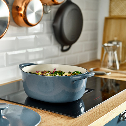 Utensilios de cocina VARDAGEN en estufa moderna con verduras; Utensilios de cocina sobre encimera.