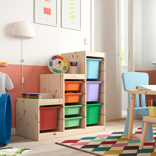 Sala de juegos para niños con unidad de almacenamiento TROFAST, contenedores de plástico de colores, marco de madera. Decoración luminosa y apta para niños.