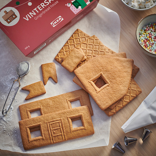 Kit de casa de jengibre con piezas, glaseado y dulces.