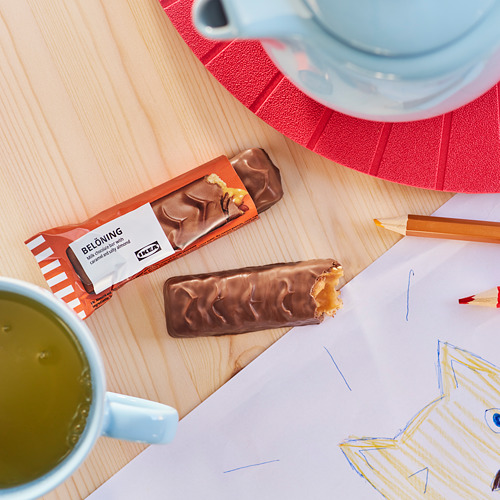 Dos tabletas de chocolate BELÖNING, una para comer, con té y dibujos.