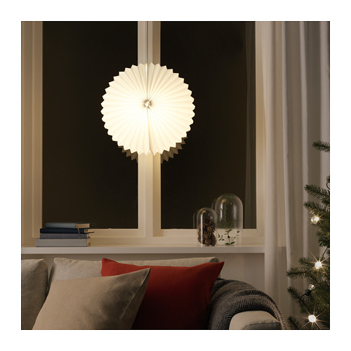 Acogedora sala de estar con linterna STRÅLA, árbol de navidad y estantería decorada.
