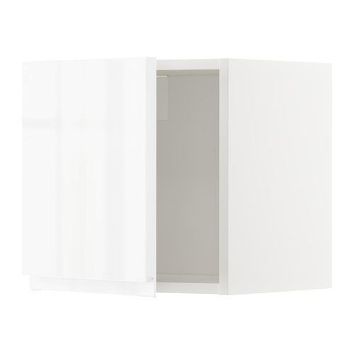 Juego de armarios de cocina modernos blancos brillantes con elegantes tiradores integrados.
