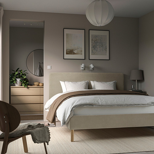 Dormitorio moderno con cama TÄRNKULLEN , muebles de madera clara, decoración minimalista.