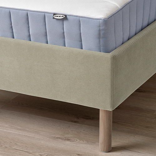 Estructura de cama TÄRNKULLEN de IKEA con cabecero acolchado y patas de madera. Funda extraíble lavable a máquina para facilitar la limpieza.