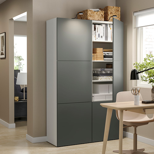 Habitación moderna con almacenamiento BESTÅ, libros, cestas, escritorio, silla, puerta.