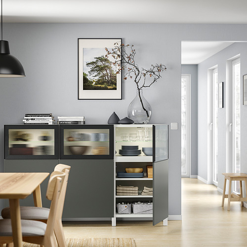 Sala de estar moderna con almacenamiento BESTÅ y foto de la naturaleza.