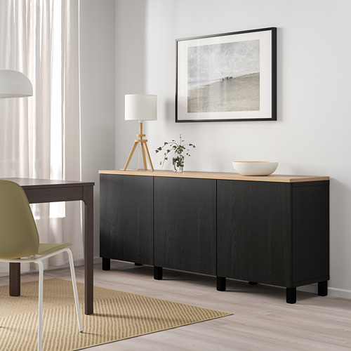 Aparador negro BESTÅ con tapa ligera, estantes ajustables y cierre suave. Incluye mesita y silla de lima.