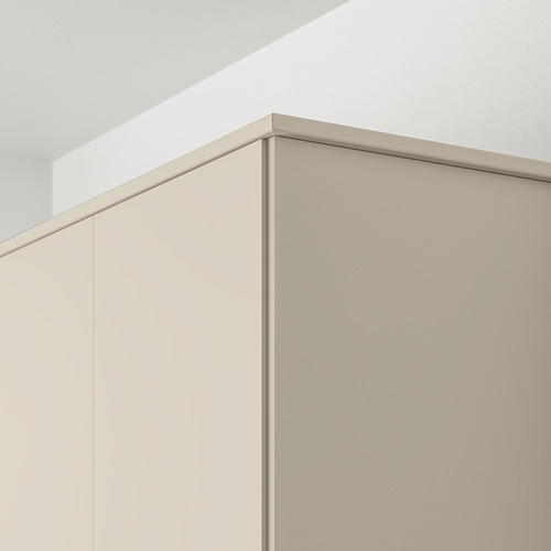 Borde del mueble de cocina en color beige, parte de la serie HAVSTORP, que oculta la iluminación y los cables.