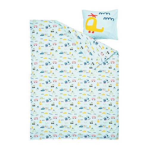 Juego de ropa de cama para niños con patrones de vehículos azules, amarillos y multicolores sobre un fondo de algodón azul claro, que incluye una manta y una almohada.