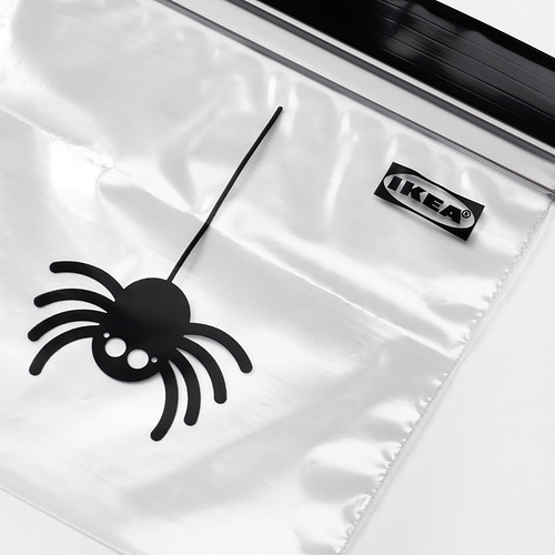 Bolsa de plástico transparente con decoración de araña negra. Logotipo de IKEA visible. Seguro para alimentos, duradero y reutilizable.