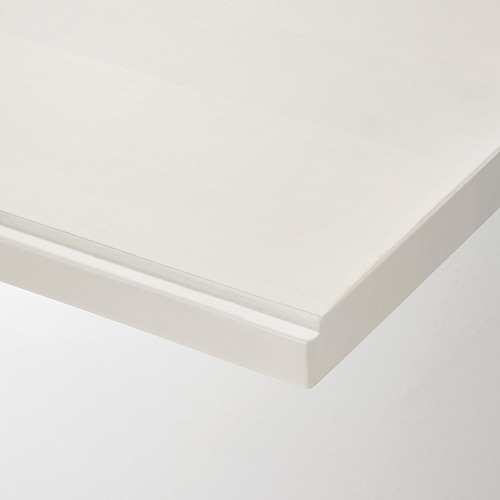 Una esquina de una estantería de pared blanca impoluta con bordes lisos, que demuestra una artesanía de alta calidad y un acabado elegante.