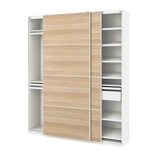 Un armario PAX en roble blanco y claro. Corrediza puertas, estantes y cajones, proporcionando un amplio espacio de almacenamiento.