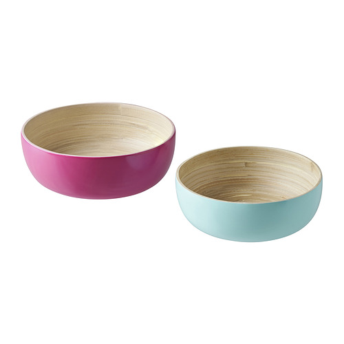 Dos coloridos cuencos de bambú: rosa y azul claro, redondos, bordes lisos.
