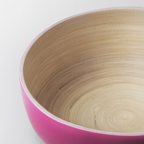 Primer plano de un cuenco de bambú rosa duradero y de bordes suaves, que muestra su grano natural y su artesanía de calidad.