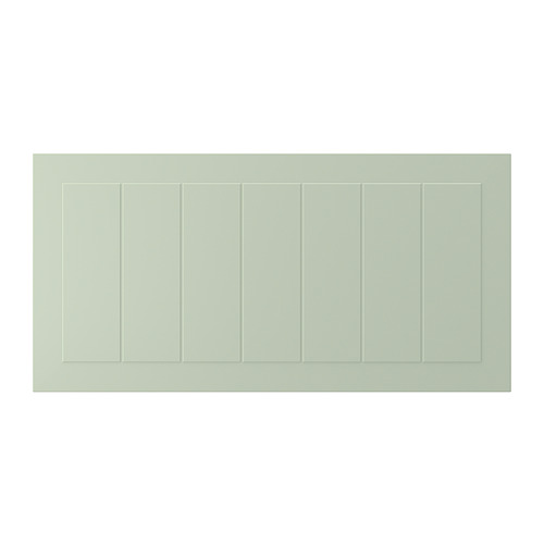La imagen muestra el frente del gabinete STENSUND verde. Diseño rectangular y ranurado. Fabricado en tablero de fibra. Aspecto moderno y limpio.