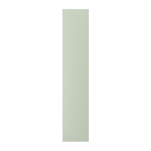 Una puerta de armario rectangular de color verde STENSUND. Tiene paneles ranurados verticales y un acabado liso y lacado, lo que le da un aspecto artesanal.