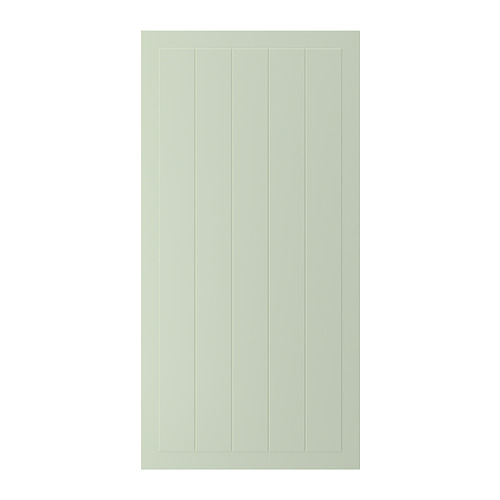 Una puerta de armario STENSUND verde con ranuras verticales, fabricada en tableros de fibra y pintada con acabados de poliuretano y acrílico.