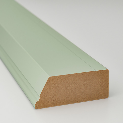 Una moldura de madera pintada, verde menta claro, acabado liso, vista ligeramente inclinada.