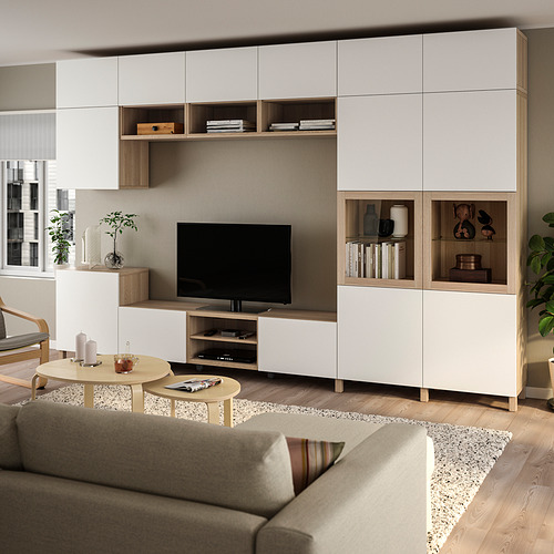 Sala de estar moderna con muebles BESTÅ, sofá gris, tv y mesa de centro.
