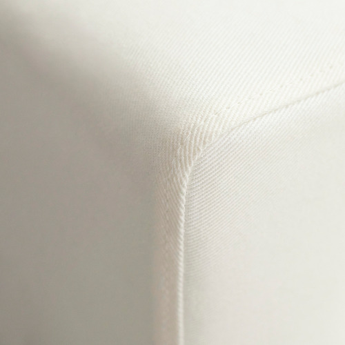 Primer plano de un sofá blanco de alta calidad, que muestra sus muelles de bolsillo suaves y de buen soporte, y un diseño limpio, listo para la comodidad.