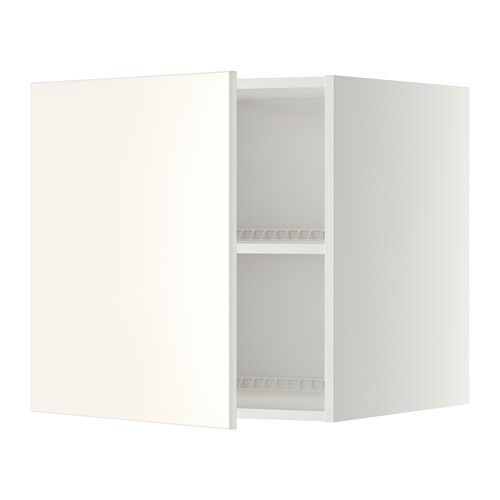 Mueble de pared blanco Ikea METOD, una puerta abierta, dos estantes a la vista. Diseño ajustable, cuadrado y moderno.