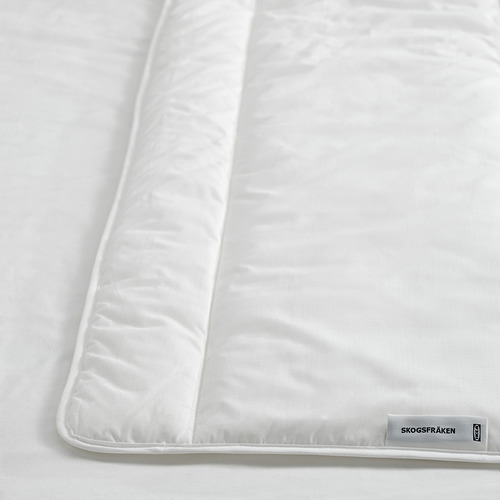 Edredón nórdico blanco sobre cama, tela y relleno de alta calidad, marca SKOGSFRÄKEN.