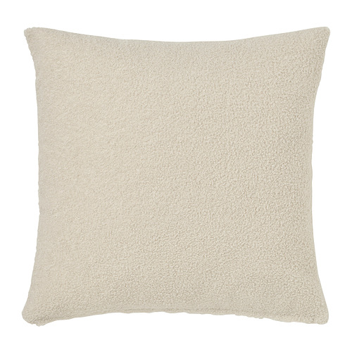 Cojín cuadrado de color beige claro con textura suave y similar al peluche, fabricado en poliéster reciclado.