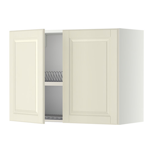 Un mueble de pared de cocina METOD blanco roto con bordes biselados y una puerta abierta que revela un estante ajustable y un escurridor de platos de acero.