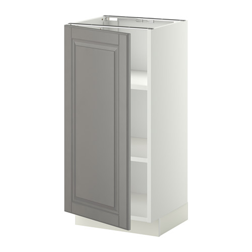 Un mueble de cocina METOD blanco con puerta gris, de diseño tradicional con bordes biselados.