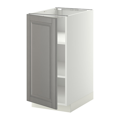 Un mueble bajo de cocina METOD de ikea en color blanco roto con puerta bodbyn gris, de estilo tradicional y estantes ajustables.
