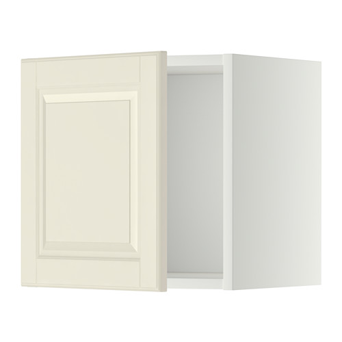 Un mueble de pared de cocina METOD en blanco roto con un diseño tradicional y bordes biselados.