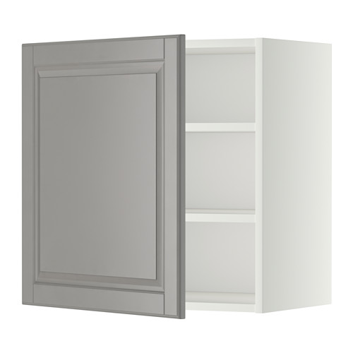 Puerta de armario gris abierta, estantes blancos, diseño de cocina moderno.