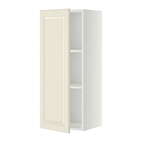 Un mueble de pared METOD blanco roto con puerta biselada y dos estantes en su interior, diseñado para el almacenamiento en la cocina.