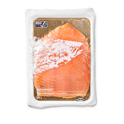 Un producto envasado, SJÖRAPPORT, con salmón ahumado en frío en rodajas en una bolsa de plástico transparente con una etiqueta naranja, con un peso de 200 gramos.