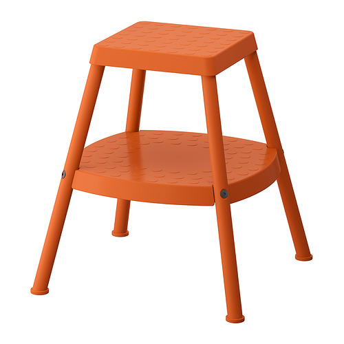 Un taburete de plástico naranja llamado HADDARP con superficies antideslizantes y cuatro patas para mayor estabilidad.