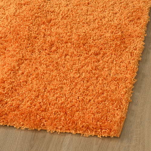 Alfombra naranja suave y peluda con un pelo grueso y cómodo. Ideal para espacios acogedores, amortigua el sonido, se siente cálido y acogedor.