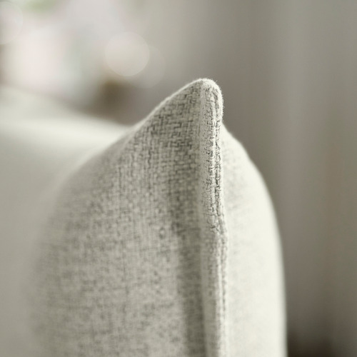 Primer plano de la tela tapizada del sofá, transparente en textura, resaltando comodidad y calidad.