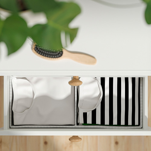 Cajón blanco de la cómoda con mecanismo de cierre automático y compartimento de rayas.