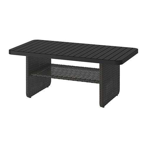 Mesita VITTSKÄR negra con tablero de listones rectangulares y base tejida, ideal para uso en exteriores.