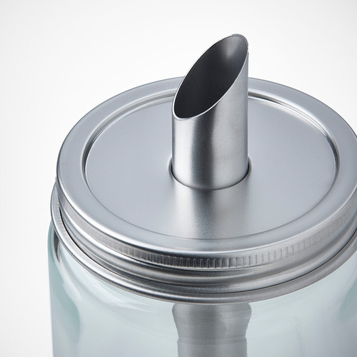 Botella cilíndrica de vidrio con tapón y pico de acero inoxidable. La tapa se enrosca firmemente, vierte una cantidad controlada.