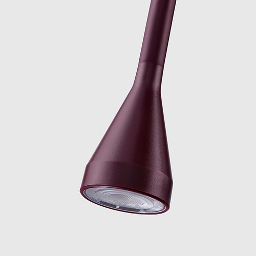 Una moderna lámpara colgante de color púrpura oscuro con cuello ajustable, con un diseño elegante y curvo y una fuente de luz enfocada y sin deslumbramiento.