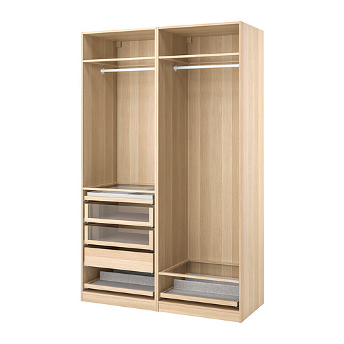 Armario PAX de madera de color claro con cajones de cristal y estantes para ropa y complementos.