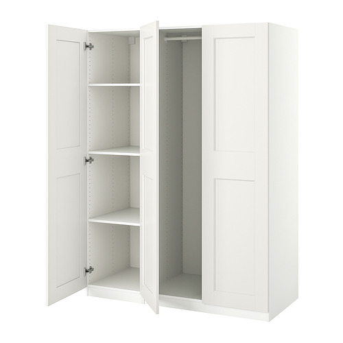 Un armario blanco IKEA PAX con las puertas abiertas.