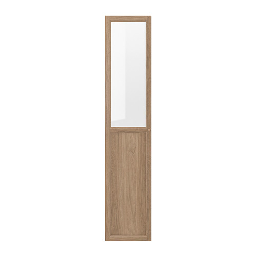 Una puerta OXBERG en tono roble para librería billy, con una combinación de paneles de vidrio y madera.