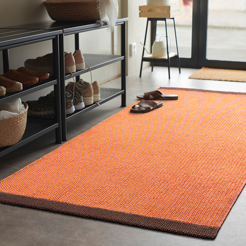 Alfombra de algodón VÄGOMRÅDE de color naranja brillante con borde marrón, forma rectangular, diseño de cuadrícula, cabe debajo del zapatero, más pequeña que el felpudo.