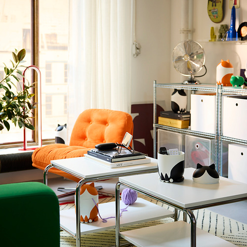 Oficina en casa con silla naranja, mesa verde, accesorio de escritorio contenedor para gatos