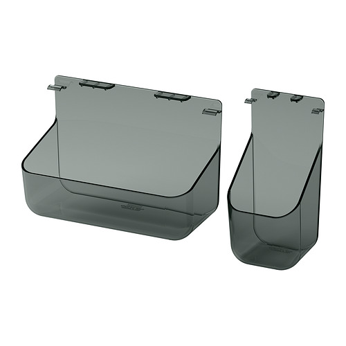 Dos organizadores colgantes verdes para estantes de vidrio.