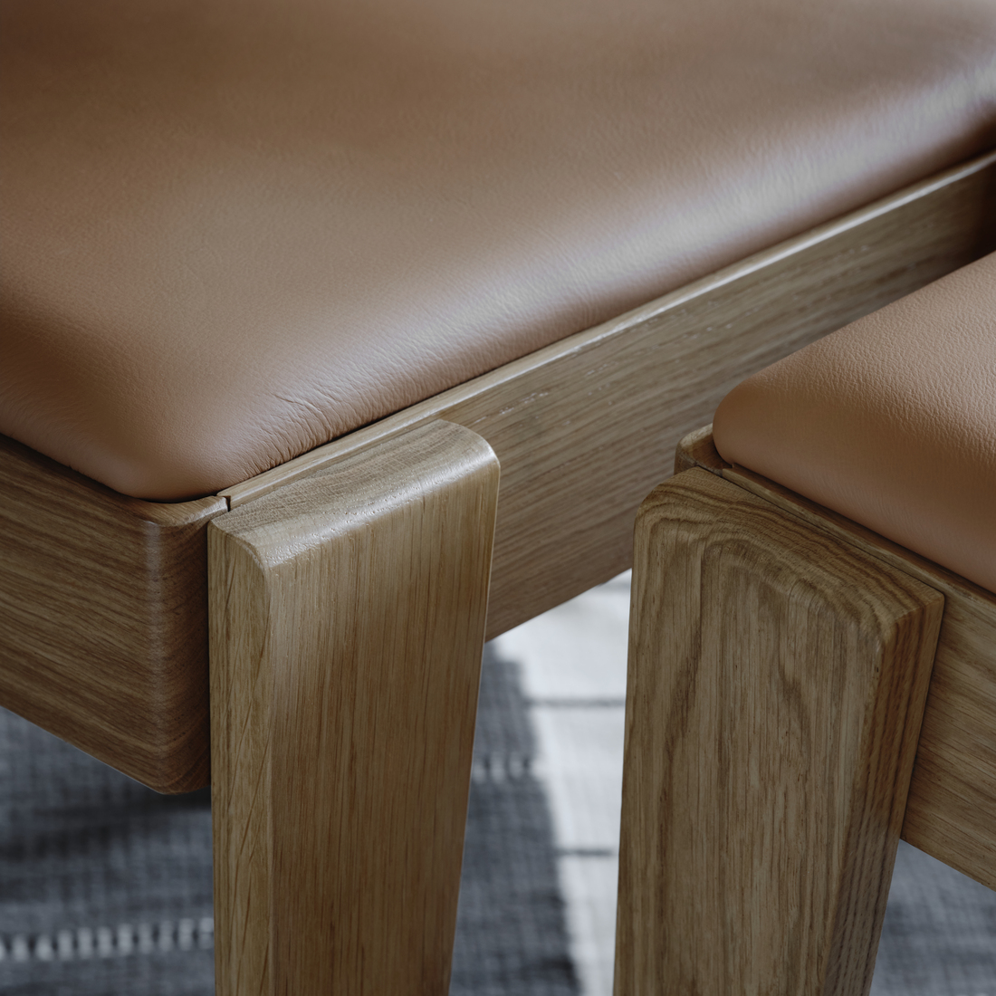 STOCKHOLM 2025, mesa redonda y 4 sillas. 5 de 9 open dialog