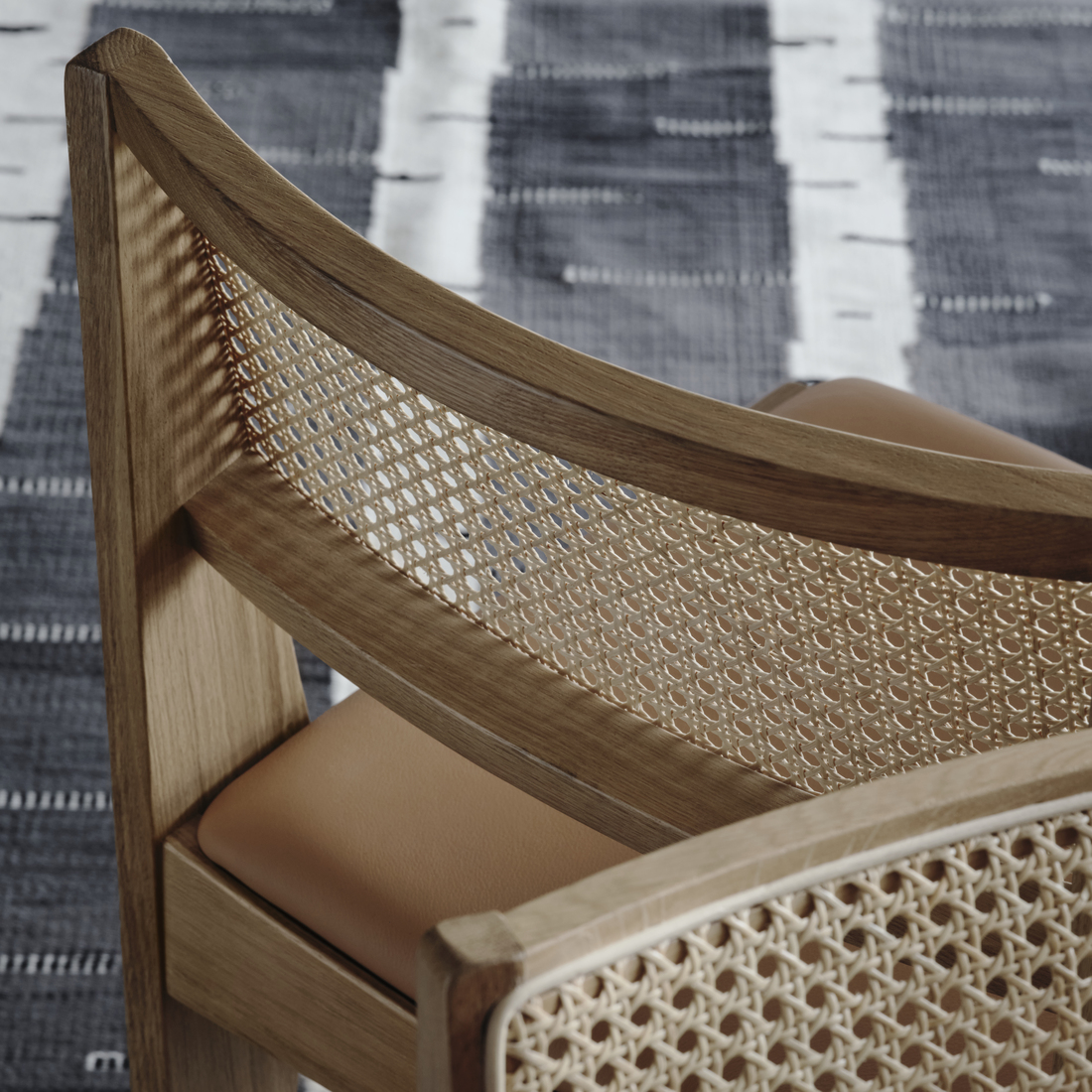 STOCKHOLM 2025, mesa redonda y 4 sillas. 6 de 9 open dialog