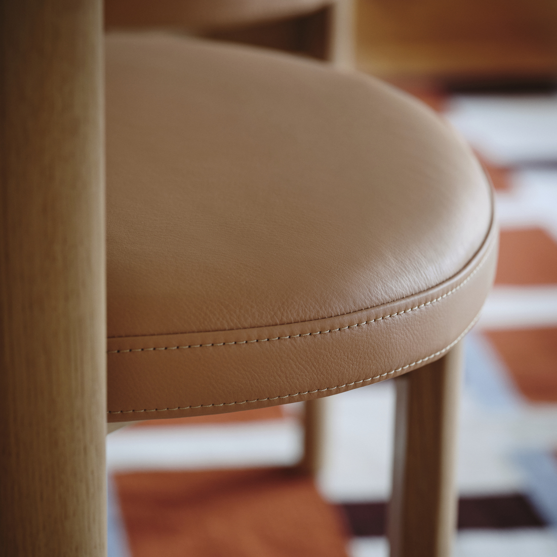 STOCKHOLM 2025, mesa redonda y 4 sillas. 6 de 8 open dialog